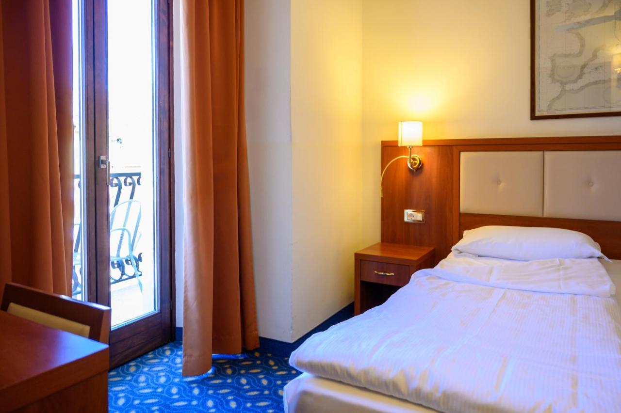 Hotel Benaco Torbole Sul Garda Екстер'єр фото