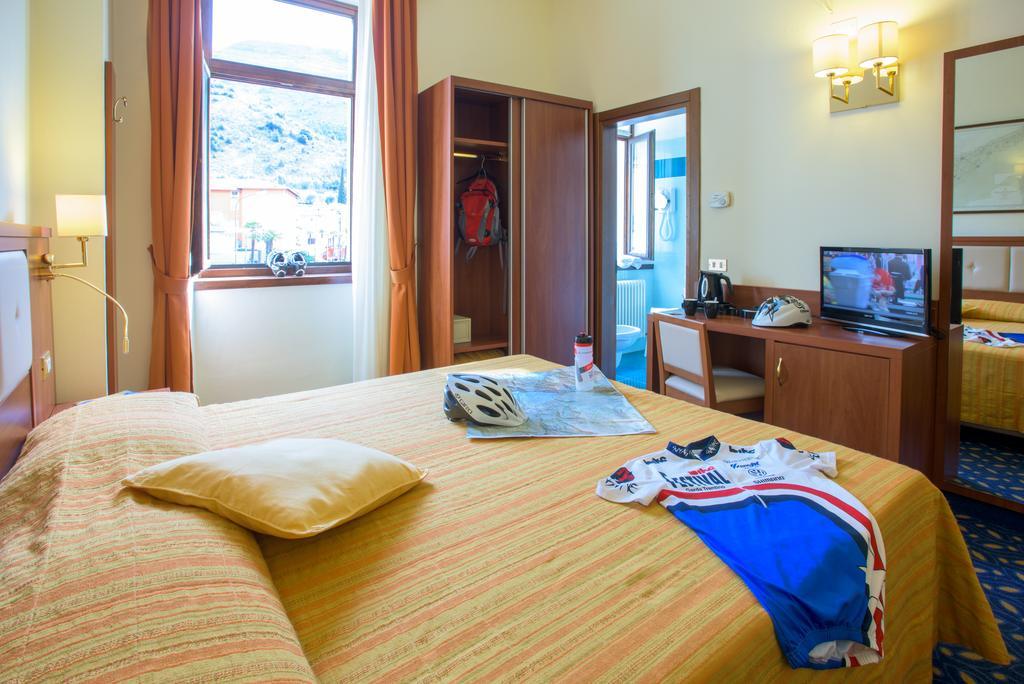 Hotel Benaco Torbole Sul Garda Екстер'єр фото